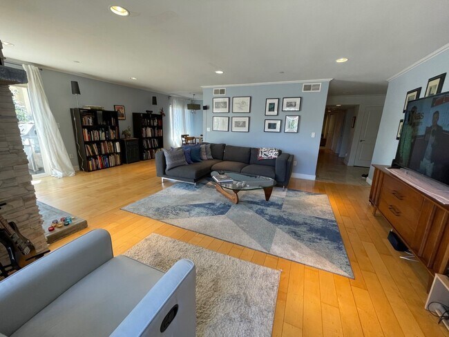 Building Photo - 1951 N Beachwood Dr