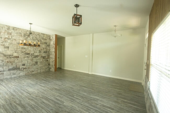Building Photo - 1115 Dietrich Ln