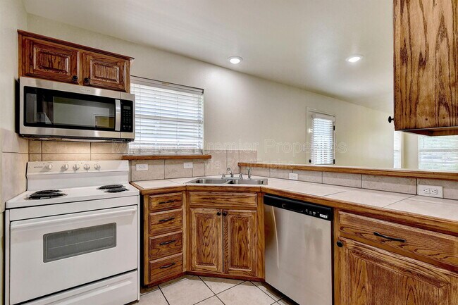 Building Photo - 1019 Rice St