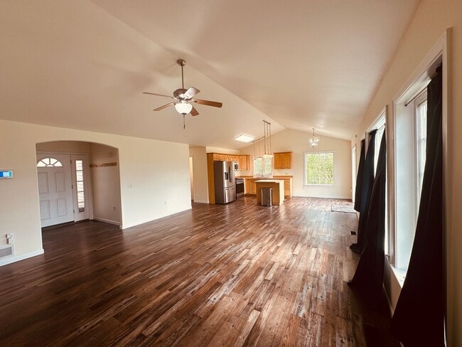 Building Photo - Beautiful mountain views! 3 bed 2 bath 2 c...