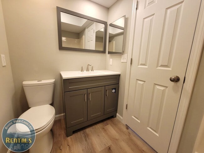 Building Photo - Adorable and Spacious Ranch Close to Town!