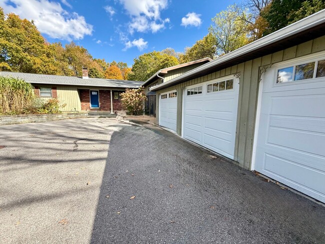 Building Photo - *AMAZING Sprawling Ranch Home*