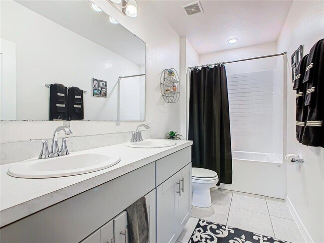 Building Photo - 208 Goldenrod Ln