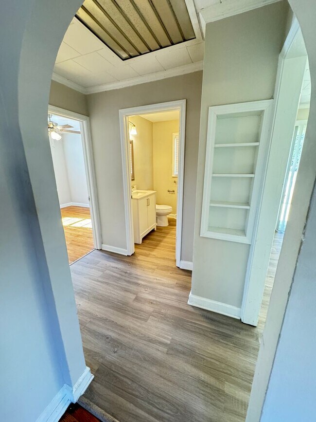 Building Photo - 2Bd/1Ba Fully Renovated 2024 House with Fe...