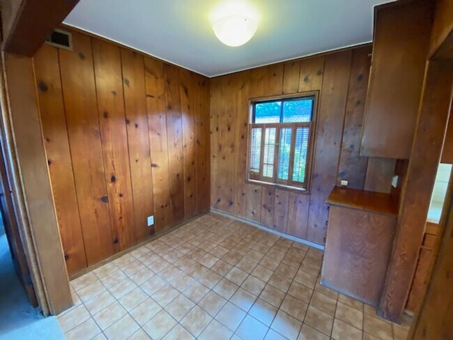Building Photo - Beach Tract Cottage!