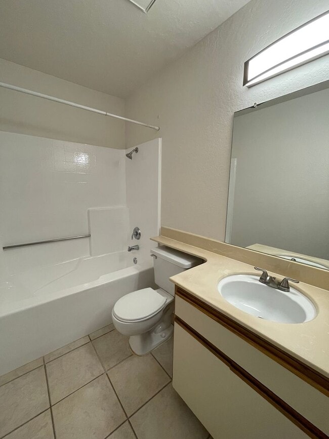 Building Photo - Fantastic 2br/2Ba Bottom Floor Condo in Th...