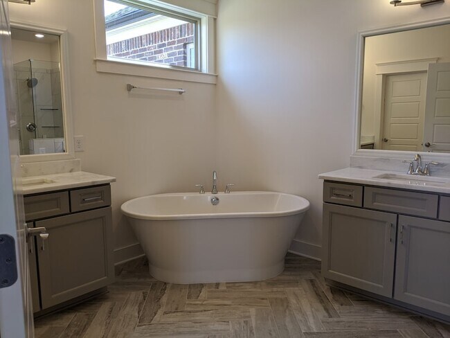 Building Photo - 2001 Largo Ct