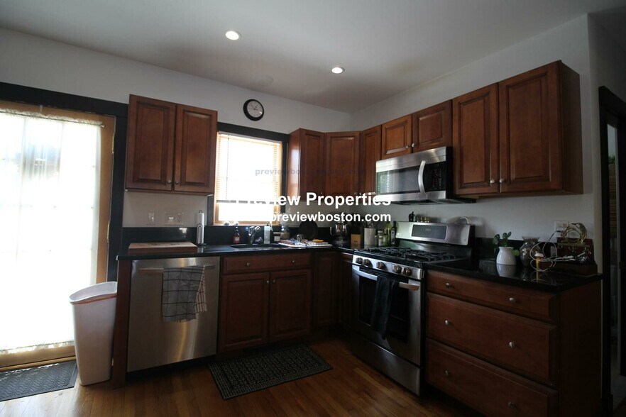 Building Photo - 22 Saybrook St