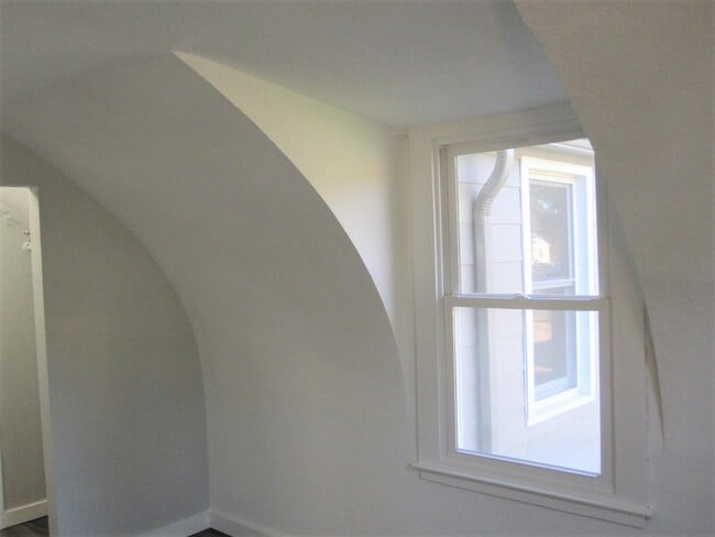 Building Photo - 376 S Pierson Ave