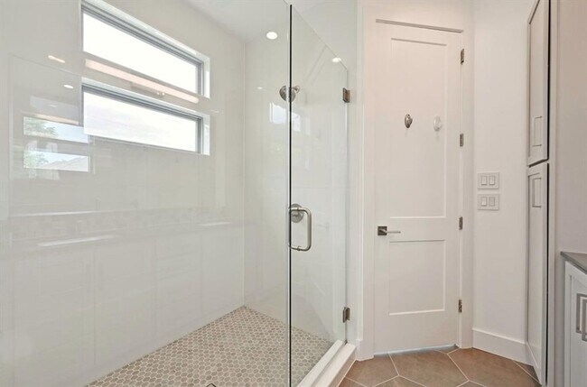 Building Photo - Chic on Chestnut!