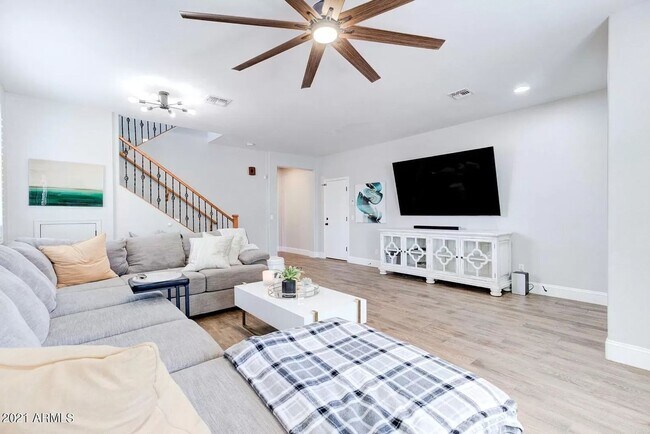 Building Photo - Luxurious 5BR Home in Award-Winning Power ...