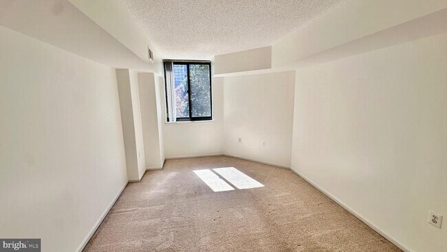 Building Photo - 1001 N Randolph St