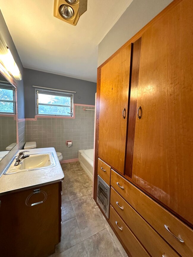 Building Photo - Nice 2/1 Home w/ Fenced Yard in St Cloud