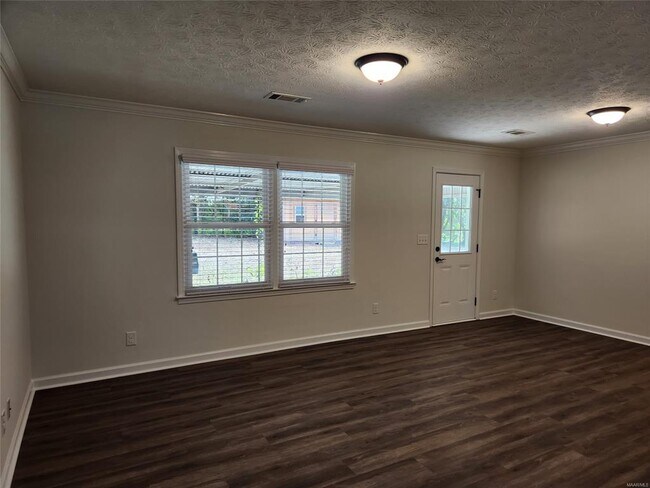 Building Photo - 628 Shadow Ln