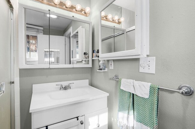 Building Photo - University Park 1 bed 1 bath Condo in walk...