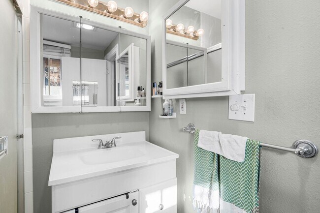 Building Photo - University Park 1 bed 1 bath Condo in walking distance to DU!