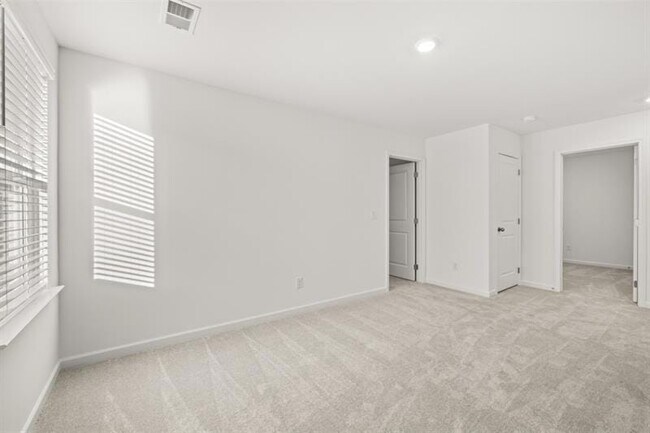 Building Photo - 942 Evergreen Rd