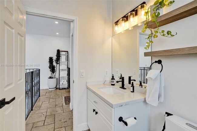 Building Photo - 2851 SW 38th Ct