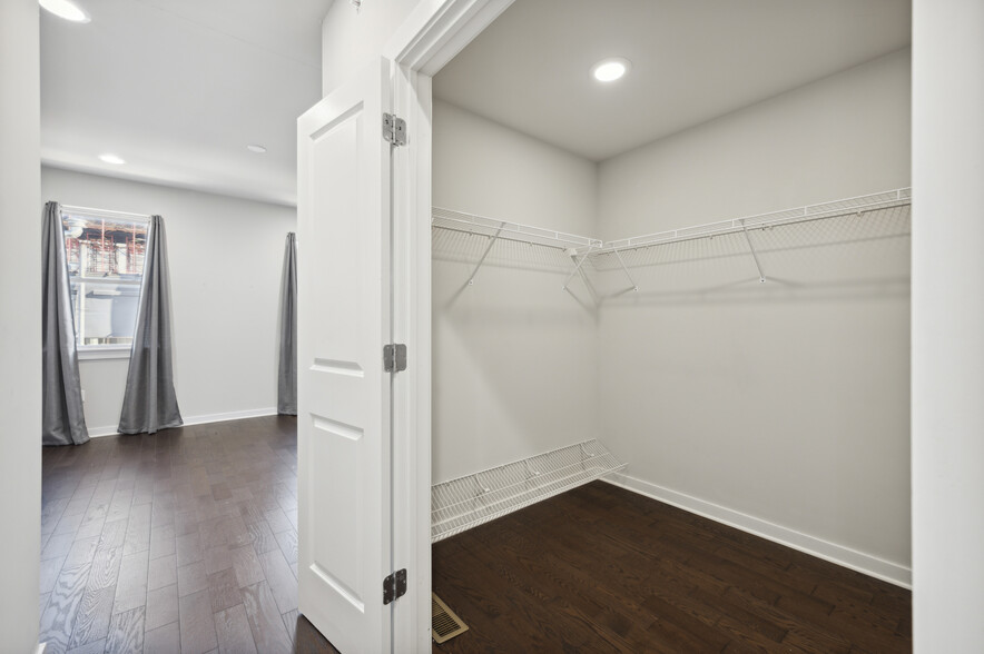 Walk-In Closet - 1932 Alter St