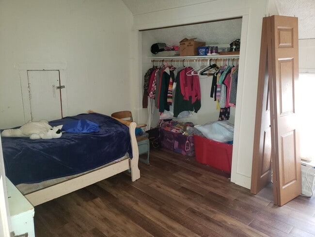 Building Photo - 2 BR 1 1/2 Bath 2 Story Available Now!