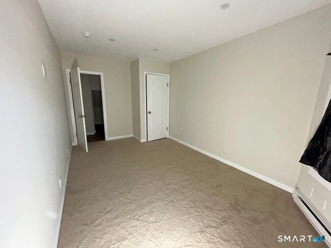 Building Photo - 2 Broad St