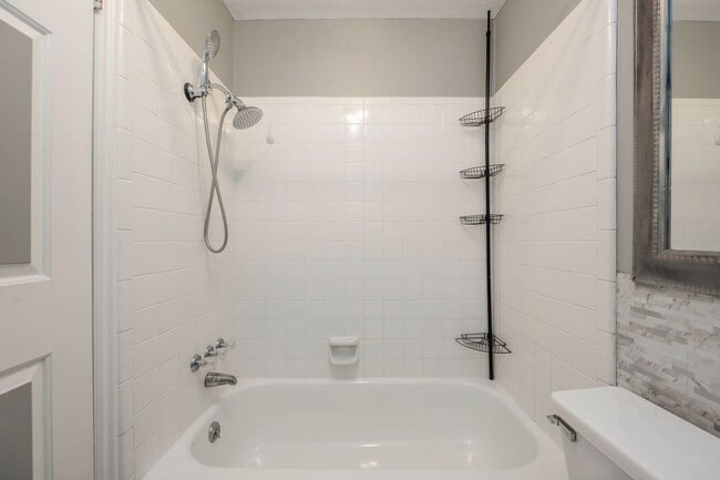 Building Photo - Great Location - Leafy Sandy Condo