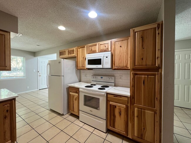 Building Photo - Available July 25: Spacious 3 Bedroom, 2.5 Bath Duplex with Garage