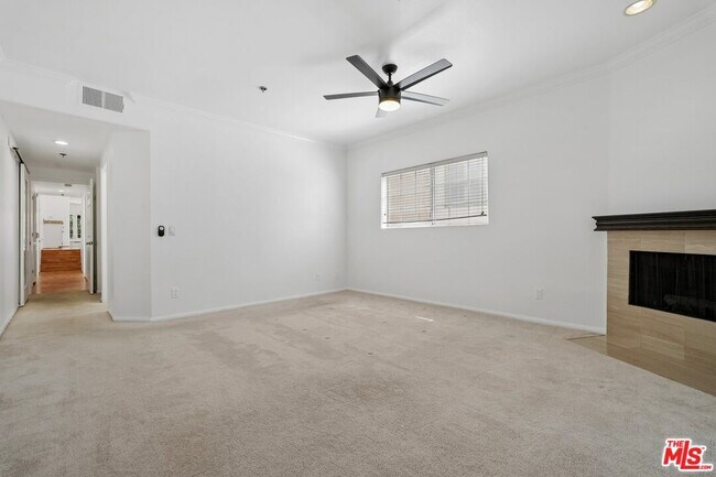 Building Photo - 2205 S Bentley Ave