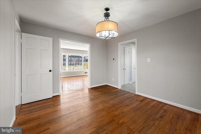 Building Photo - 641 W Country Club Dr