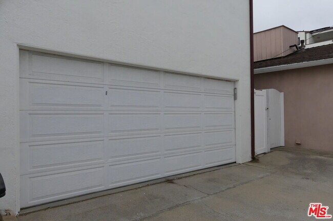 Building Photo - 309-3095 Jasmine Ave