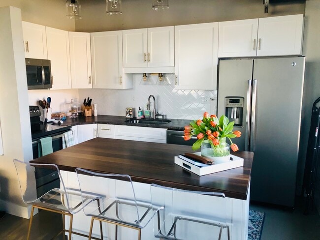 Kitchen - 2112 Morris Ave