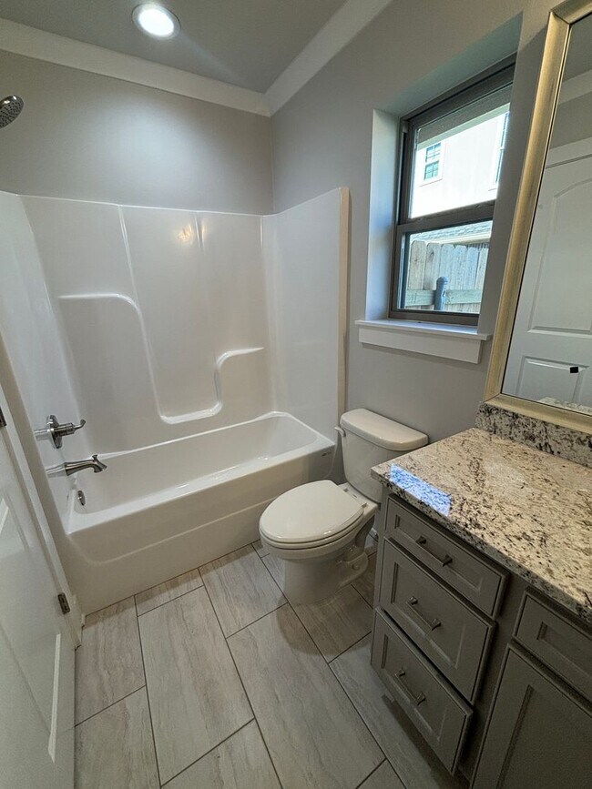 Building Photo - Like new.. GORGEOUS TIBURON BEAUTY.. Close to Barksdale Air Force Base.