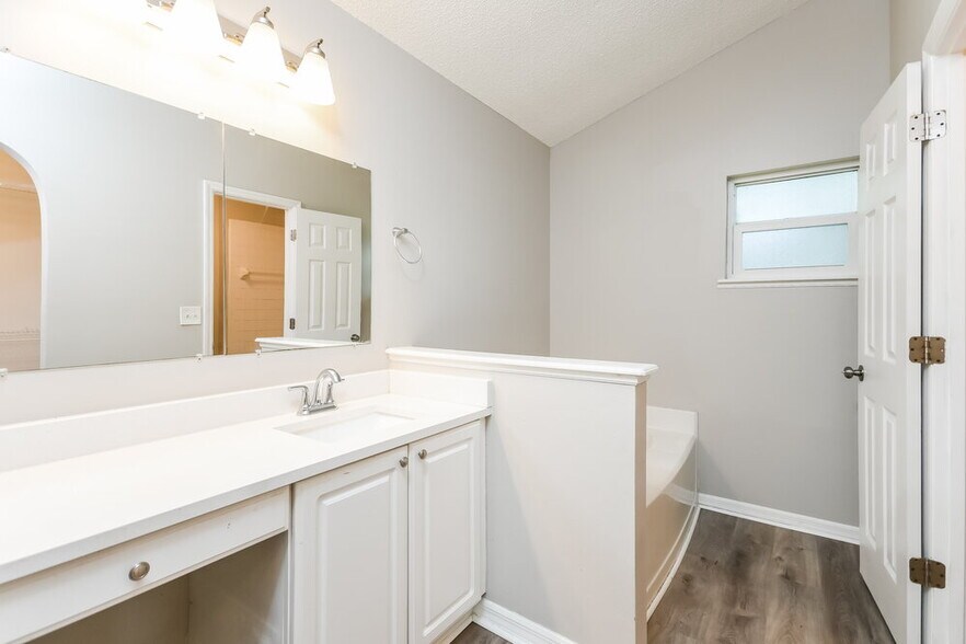Building Photo - 223 Bent Oak Loop