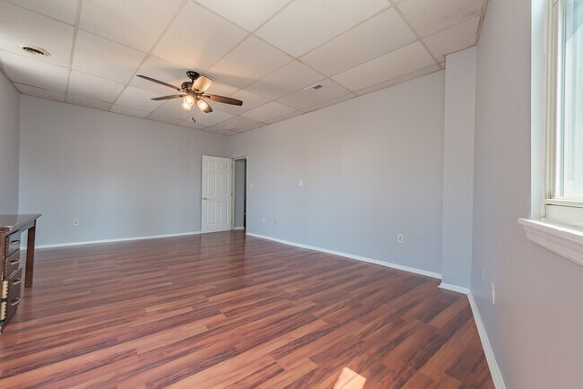 Building Photo - 104 N Graham St