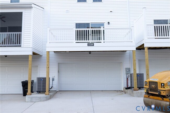 Building Photo - 15320 Oasis Sun Aly
