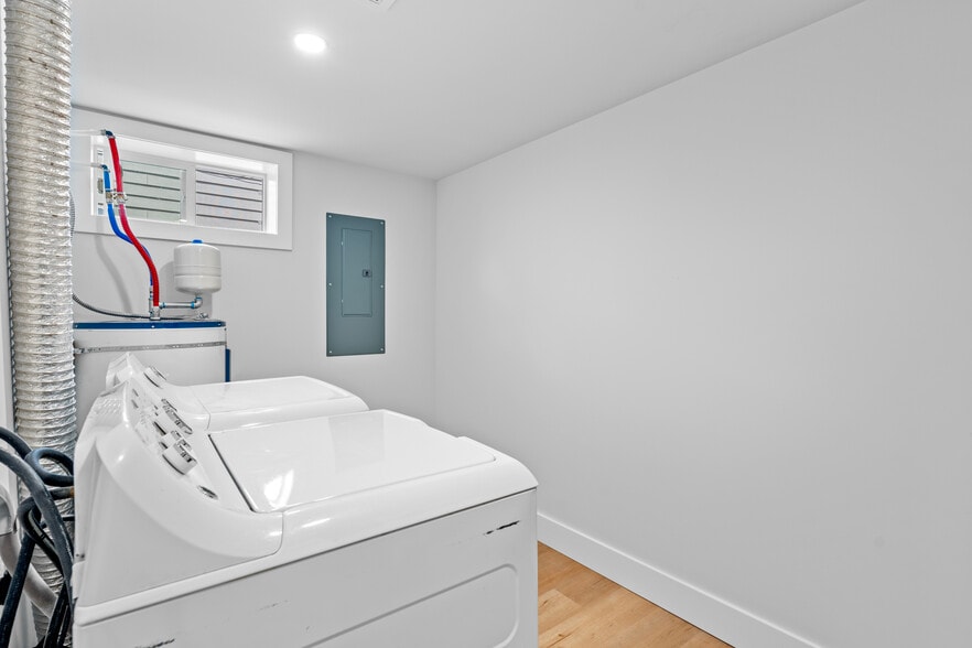 Laundry Room - 5263 NE 32nd Pl