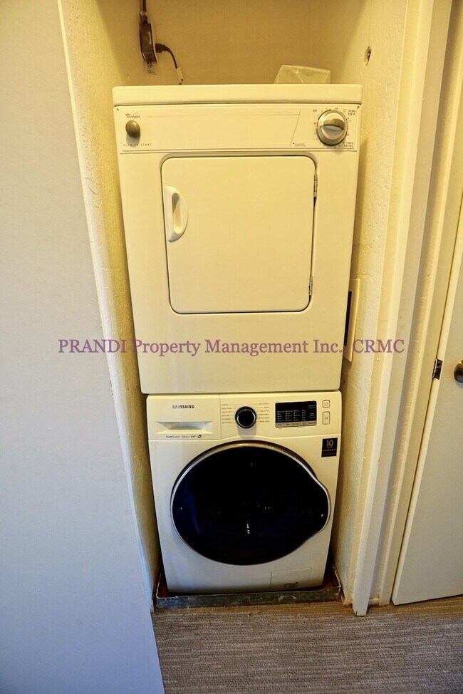 Building Photo - Top Floor, Corner Unit Condo with View and...