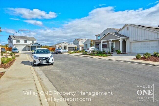 Building Photo - 4 bedroom, 2 bath, pet-friendly NEWER HOME with Solar