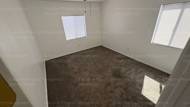 Building Photo - 4 bedroom 2 bathroom house in East Bakersfield near park and schools.