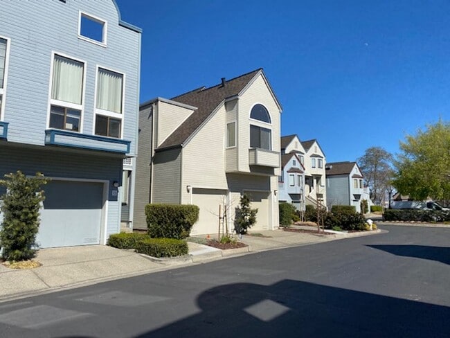 Building Photo - 15 Invincible Ct