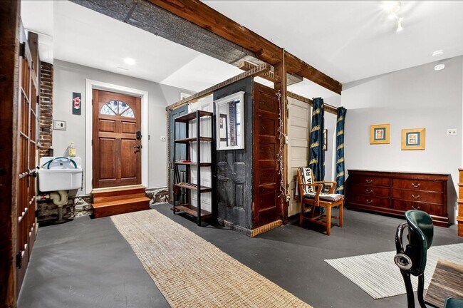 Building Photo - 1010 Allen Ave