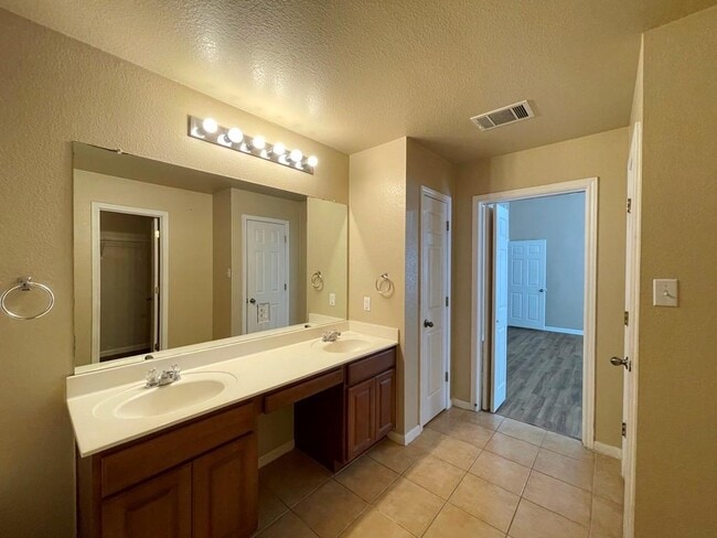 Building Photo - 145 Amber Ash Dr