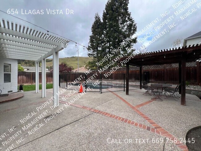 Building Photo - 654 Llagas Vista Dr