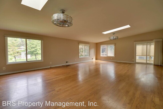 Building Photo - 5 br, 2.5 bath House - 1681 Glen Meadow Lane