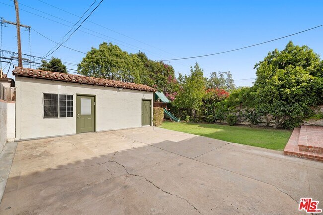 Building Photo - 120 S Poinsettia Pl