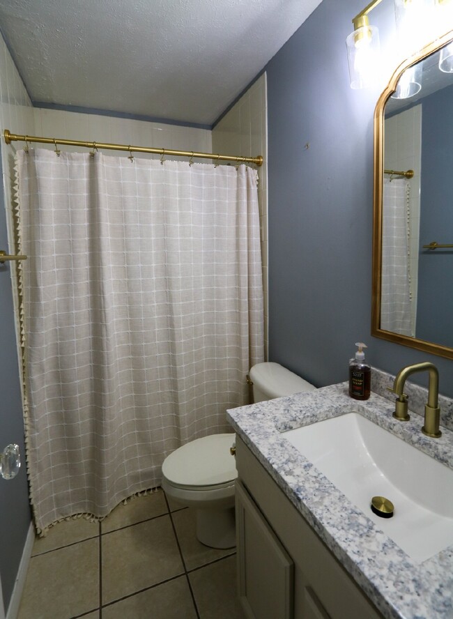 Building Photo - Spacious 2-Bed, 2-bath, 2 car garage pool ...