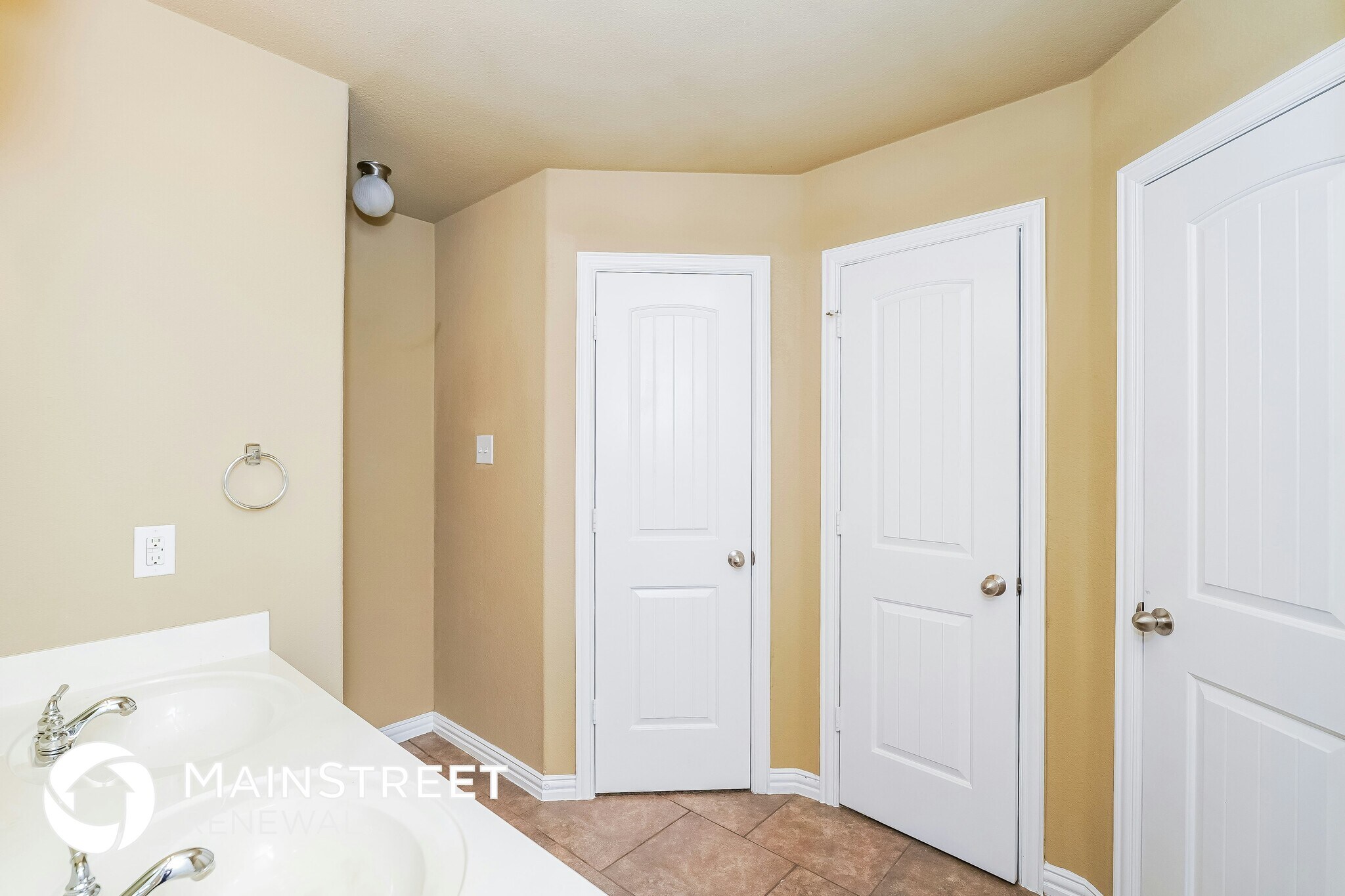 Building Photo - 7625 Hollow Forest Dr