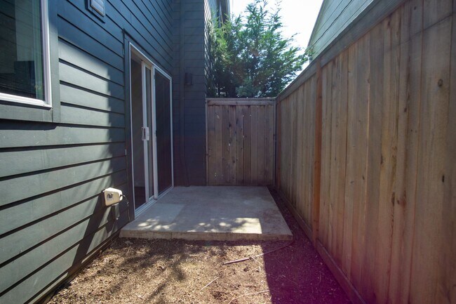 Building Photo - Contemporary 1-Bedroom Flat w/ DW + W/D Ready Late August!