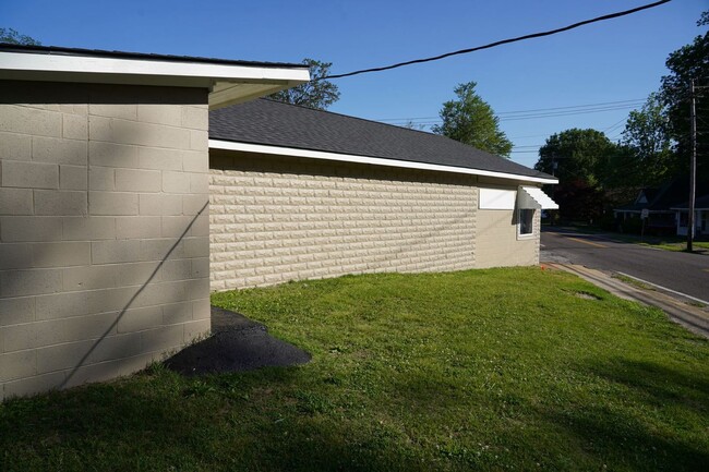 Building Photo - Rustic Home in Heart of Martin!