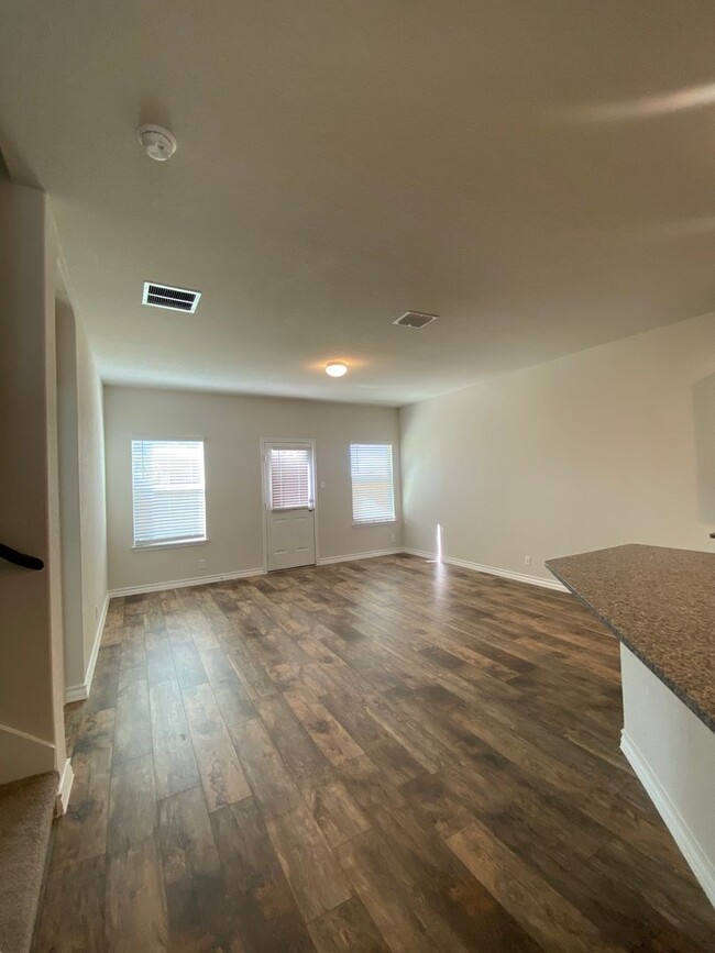 Building Photo - $300 OFF 1ST MONTH RENT IF YOU MOVE IN WIT...